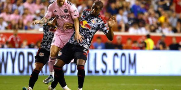 开云棋牌下载-打卡半小时解锁美职足首球，这样的梅西谁挡得住！