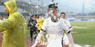 暴雨中踢18分钟！西海岸VS三镇延期至3日14点再战