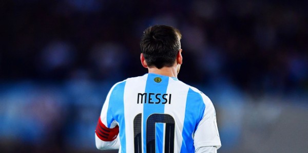 开云官方网-同行评10号位排名：梅西历史第一！马拉多纳第七、贝利第八！