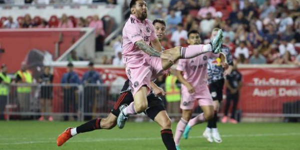 开云棋牌下载-打卡半小时解锁美职足首球，这样的梅西谁挡得住！